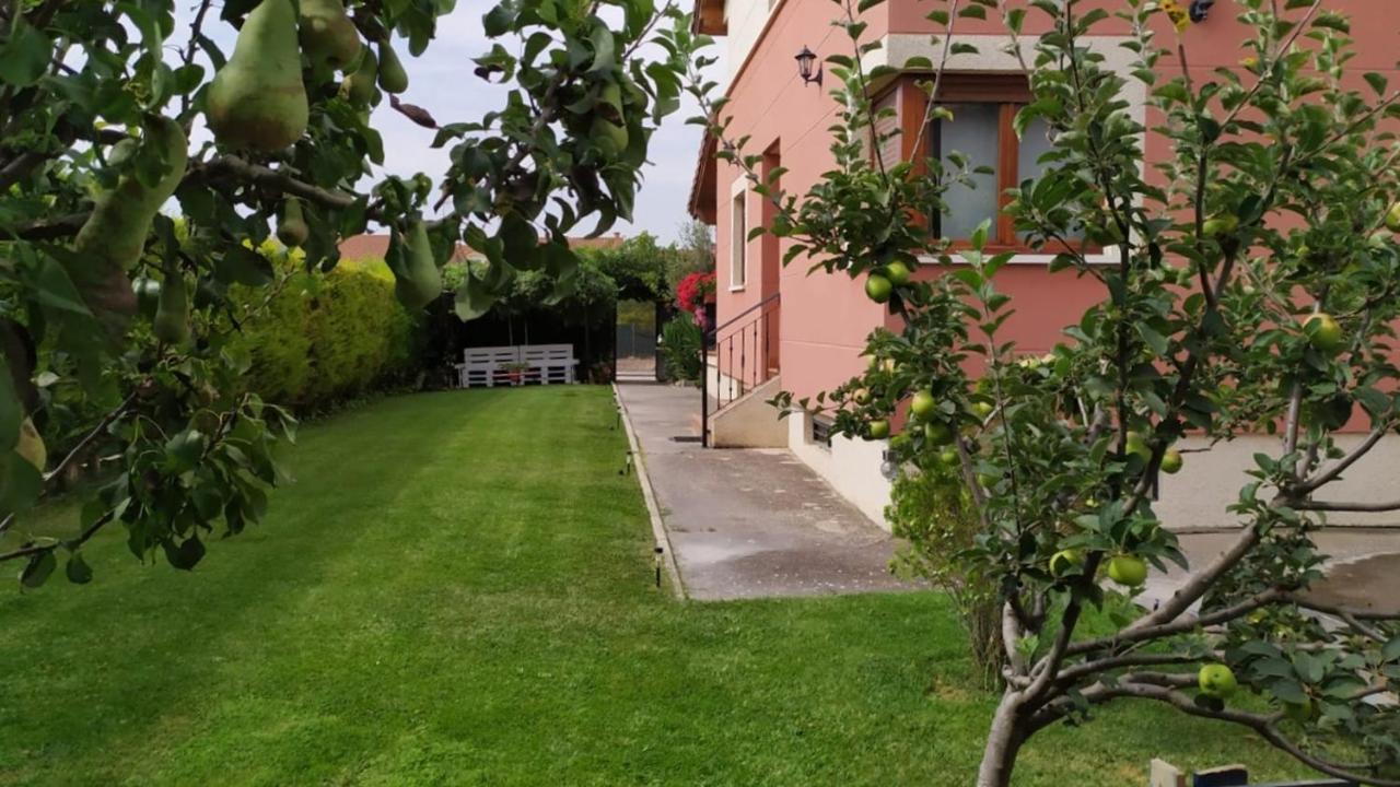 Cuarenta Y Ocho Luces Konuk evi Burgo Dış mekan fotoğraf